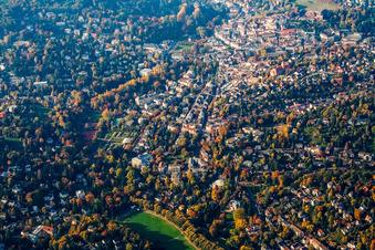 Vue aérienne de Lichtentaler Allee et Gönneranlage depuis le sud à Baden-Baden dans le département Bade-Wurtemberg, Allemagne