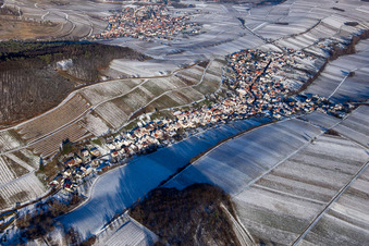 Vue aérienne de Du sud-ouest en hiver quand il y a de la neige à Ranschbach dans le département Rhénanie-Palatinat, Allemagne