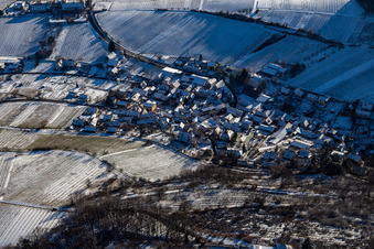 Vue aérienne de Du nord en hiver quand il y a de la neige à Leinsweiler dans le département Rhénanie-Palatinat, Allemagne