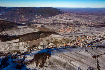 Vue aérienne de Mandelhein derrière Ranschbach vu du sud en hiver à Birkweiler dans le département Rhénanie-Palatinat, Allemagne