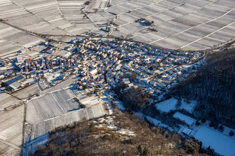 Vue aérienne de Du nord en hiver quand il y a de la neige à Eschbach dans le département Rhénanie-Palatinat, Allemagne