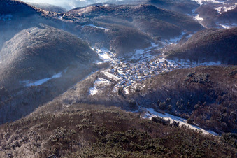 Vue aérienne de Du nord-est en hiver quand il y a de la neige à Waldhambach dans le département Rhénanie-Palatinat, Allemagne