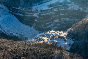 Vue aérienne de Granit du Palatinat du nord en hiver avec de la neige à Waldhambach dans le département Rhénanie-Palatinat, Allemagne
