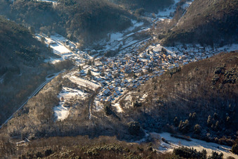 Vue aérienne de Du nord-est en hiver quand il y a de la neige à Waldhambach dans le département Rhénanie-Palatinat, Allemagne