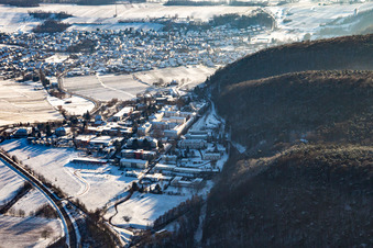Vue aérienne de Pfalzklinik Landeck vue du nord en hiver sous la neige à Klingenmünster dans le département Rhénanie-Palatinat, Allemagne