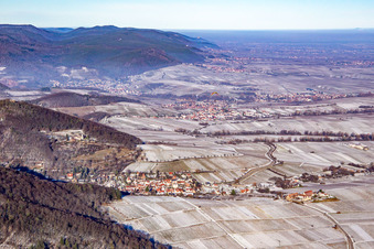 Vue aérienne de Du sud en hiver quand il y a de la neige à Leinsweiler dans le département Rhénanie-Palatinat, Allemagne