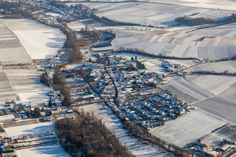 Vue aérienne de De l'ouest en hiver à le quartier Heuchelheim in Heuchelheim-Klingen dans le département Rhénanie-Palatinat, Allemagne
