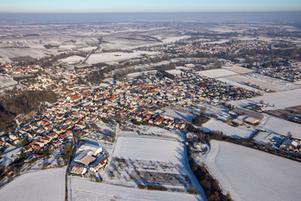 Vue aérienne de Du sud-ouest sous la neige à le quartier Ingenheim in Billigheim-Ingenheim dans le département Rhénanie-Palatinat, Allemagne