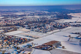 Vue aérienne de Du sud-ouest sous la neige à le quartier Mühlhofen in Billigheim-Ingenheim dans le département Rhénanie-Palatinat, Allemagne
