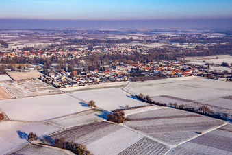 Vue aérienne de Du sud-ouest en hiver à le quartier Mühlhofen in Billigheim-Ingenheim dans le département Rhénanie-Palatinat, Allemagne