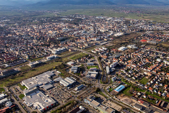 Vue aérienne de Pont sur la voie ferrée entre la ville de Landau et Queichheim à le quartier Queichheim in Landau in der Pfalz dans le département Rhénanie-Palatinat, Allemagne