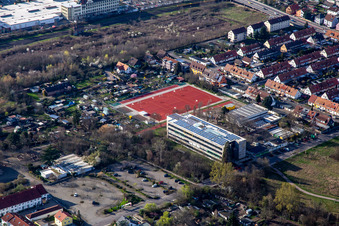 Vue aérienne de Eduard-Spranger-Gymnasium et nouveaux terrains de sport à le quartier Queichheim in Landau in der Pfalz dans le département Rhénanie-Palatinat, Allemagne