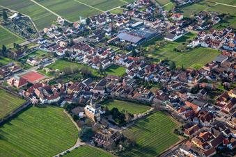 Vue aérienne de Fête du Château Edesheim à Edesheim dans le département Rhénanie-Palatinat, Allemagne
