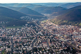 Vue aérienne de Du sud-est à Neustadt an der Weinstraße dans le département Rhénanie-Palatinat, Allemagne