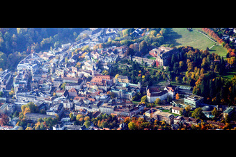 Vue aérienne de Nouveau château au dessus des thermes à Baden-Baden dans le département Bade-Wurtemberg, Allemagne