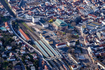 Vue aérienne de Gare centrale et bâtiment du hall sur Bahnhofstr à Neustadt an der Weinstraße dans le département Rhénanie-Palatinat, Allemagne