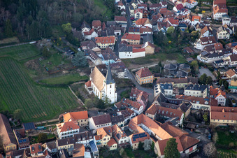 Vue aérienne de Église Saint-Jacques à le quartier Hambach an der Weinstraße in Neustadt an der Weinstraße dans le département Rhénanie-Palatinat, Allemagne