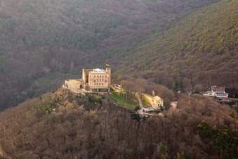 Vue aérienne de Le château de Hambach au printemps à le quartier Diedesfeld in Neustadt an der Weinstraße dans le département Rhénanie-Palatinat, Allemagne