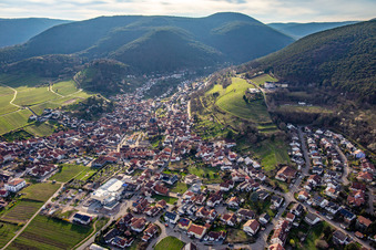 Vue aérienne de Du nord-est à le quartier SaintMartin in Sankt Martin dans le département Rhénanie-Palatinat, Allemagne