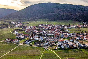 Vue aérienne de De l'est à Weyher in der Pfalz dans le département Rhénanie-Palatinat, Allemagne