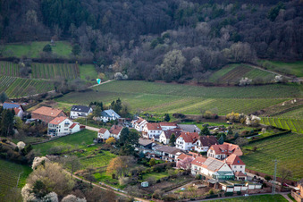 Vue aérienne de Parapente approchant le parking de Weyher à Weyher in der Pfalz dans le département Rhénanie-Palatinat, Allemagne