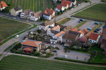 Vue aérienne de La Maison du Vin - Vinothek Meßmer, Ritterhof zur Rose à Burrweiler dans le département Rhénanie-Palatinat, Allemagne