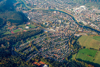 Vue aérienne de Vue d'ensemble de la ville depuis le sud-ouest à Gaggenau dans le département Bade-Wurtemberg, Allemagne