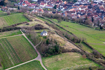 Vue aérienne de Réserve naturelle de Kleine Kalmit au printemps à le quartier Arzheim in Landau in der Pfalz dans le département Rhénanie-Palatinat, Allemagne