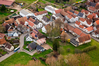 Vue aérienne de Église protestante Klingen à le quartier Klingen in Heuchelheim-Klingen dans le département Rhénanie-Palatinat, Allemagne