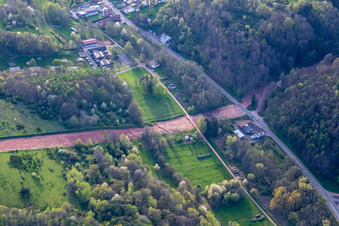 Vue aérienne de Un corridor à travers la forêt du Palatinat pour la reconstruction du tronçon de 51 km du gazoduc transeuropéen (TENP-III des Pays-Bas vers la Suisse) entre Mittelbrunn et Klingenmünster à Silz dans le département Rhénanie-Palatinat, Allemagne