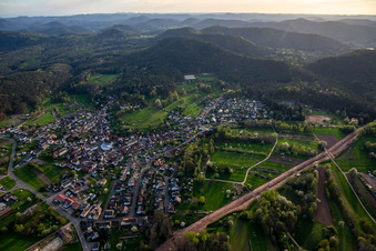 Vue aérienne de Un corridor à travers la forêt du Palatinat pour la reconstruction du tronçon de 51 km du gazoduc transeuropéen (TENP-III des Pays-Bas vers la Suisse) entre Mittelbrunn et Klingenmünster à le quartier Gossersweiler in Gossersweiler-Stein dans le département Rhénanie-Palatinat, Allemagne