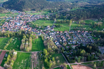 Vue d'oiseau de Quartier Gossersweiler in Gossersweiler-Stein dans le département Rhénanie-Palatinat, Allemagne