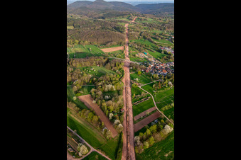 Photographie aérienne de Un corridor à travers la forêt du Palatinat pour la reconstruction du tronçon de 51 km du gazoduc transeuropéen (TENP-III des Pays-Bas vers la Suisse) entre Mittelbrunn et Klingenmünster à le quartier Gossersweiler in Gossersweiler-Stein dans le département Rhénanie-Palatinat, Allemagne