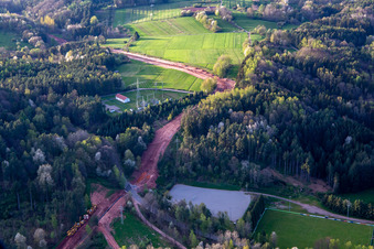 Un corridor à travers la forêt du Palatinat pour la reconstruction du tronçon de 51 km du gazoduc transeuropéen (TENP-III des Pays-Bas vers la Suisse) entre Mittelbrunn et Klingenmünster à Schwanheim dans le département Rhénanie-Palatinat, Allemagne d'en haut