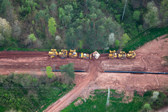 Un corridor à travers la forêt du Palatinat pour la reconstruction du tronçon de 51 km du gazoduc transeuropéen (TENP-III des Pays-Bas vers la Suisse) entre Mittelbrunn et Klingenmünster à Schwanheim dans le département Rhénanie-Palatinat, Allemagne hors des airs