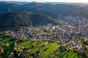 Vue aérienne de Du nord-est à Hauenstein dans le département Rhénanie-Palatinat, Allemagne