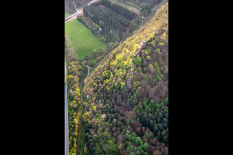 Vue aérienne de Ruines du château de Falkenburg à Wilgartswiesen dans le département Rhénanie-Palatinat, Allemagne