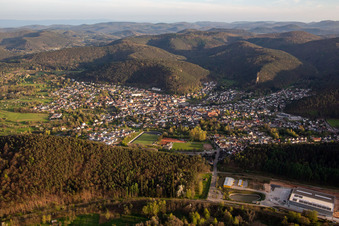 Vue aérienne de Du nord à Hauenstein dans le département Rhénanie-Palatinat, Allemagne