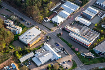 Vue aérienne de Le Mile 1 allemand de la chaussure avec les marques de sport Ossi Shoes, Schuh Sam, Gerry Weber Shoes et Josef Seibel Factory Outlet à Hauenstein dans le département Rhénanie-Palatinat, Allemagne
