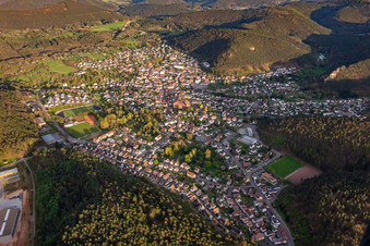 Vue aérienne de Du nord-ouest à Hauenstein dans le département Rhénanie-Palatinat, Allemagne