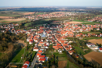Vue aérienne de Vue sur le village à le quartier Ingenheim in Billigheim-Ingenheim dans le département Rhénanie-Palatinat, Allemagne