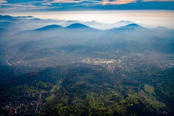 Vue aérienne de Brume du soir sur l'Odenwald à Gaggenau dans le département Bade-Wurtemberg, Allemagne