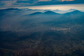 Vue aérienne de Brume du soir sur l'Odenwald à Gaggenau dans le département Bade-Wurtemberg, Allemagne