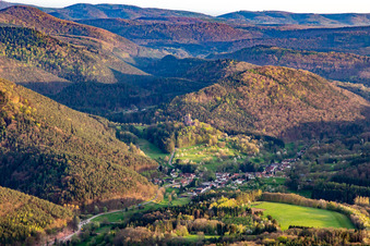 Vue aérienne de Château de Berwartstein vu du nord à Erlenbach bei Dahn dans le département Rhénanie-Palatinat, Allemagne