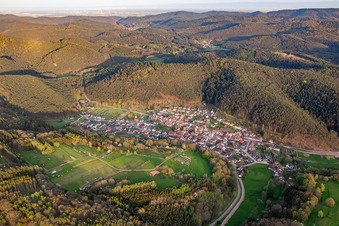 Vue oblique de Du nord-ouest à Vorderweidenthal dans le département Rhénanie-Palatinat, Allemagne