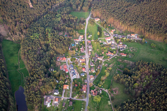 Vue aérienne de De l'ouest à le quartier Lauterschwan in Erlenbach bei Dahn dans le département Rhénanie-Palatinat, Allemagne