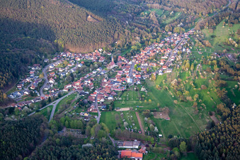 Vue aérienne de De l'ouest à Birkenhördt dans le département Rhénanie-Palatinat, Allemagne