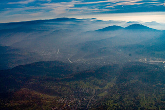 Vue oblique de Brume du soir sur l'Odenwald à Gaggenau dans le département Bade-Wurtemberg, Allemagne