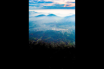 Vue aérienne de Brume du soir sur l'Odenwald à le quartier Michelbach in Gaggenau dans le département Bade-Wurtemberg, Allemagne