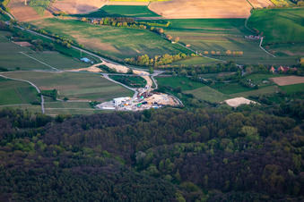 Chantier de construction du portail est du tunnel Astrid pour le passage souterrain et le contournement de Bad Bergzabern entre la B38 (Weinstraße) et la B427 (Kurtalstraße) à Dörrenbach dans le département Rhénanie-Palatinat, Allemagne vue d'en haut